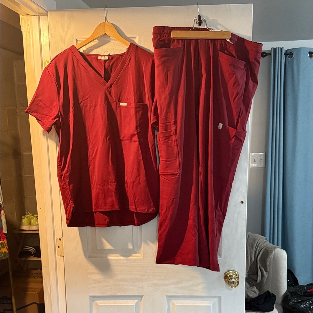 Burgundy/red SCOPE scrubs SET